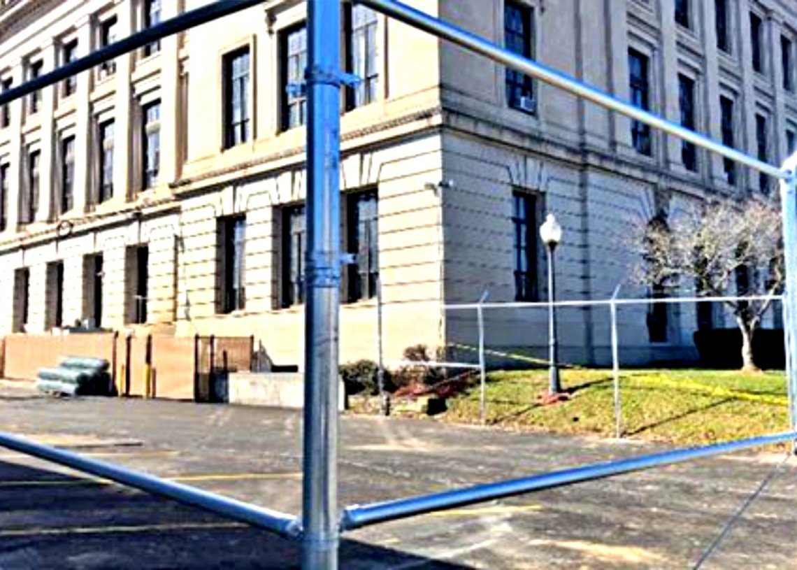Ugly Courthouse fence is here to stay