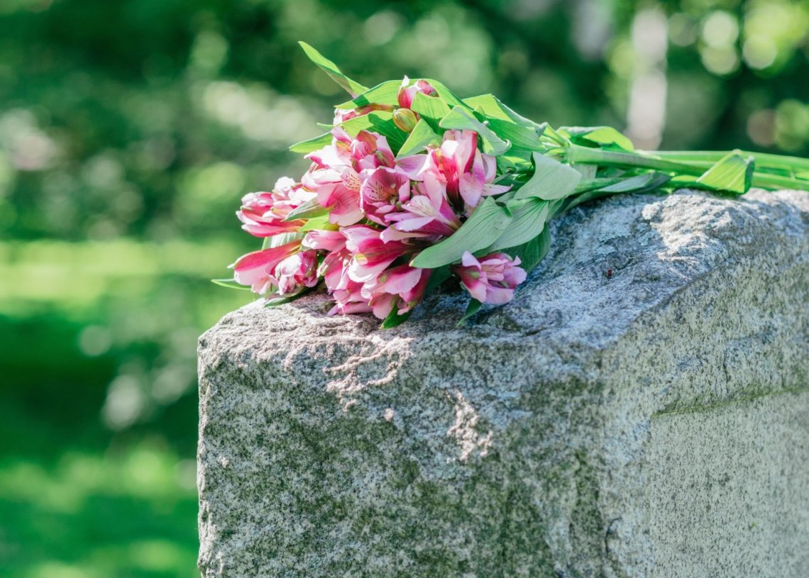 3 Ways to Decorate an Old Gravestone