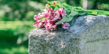 3 Ways to Decorate an Old Gravestone