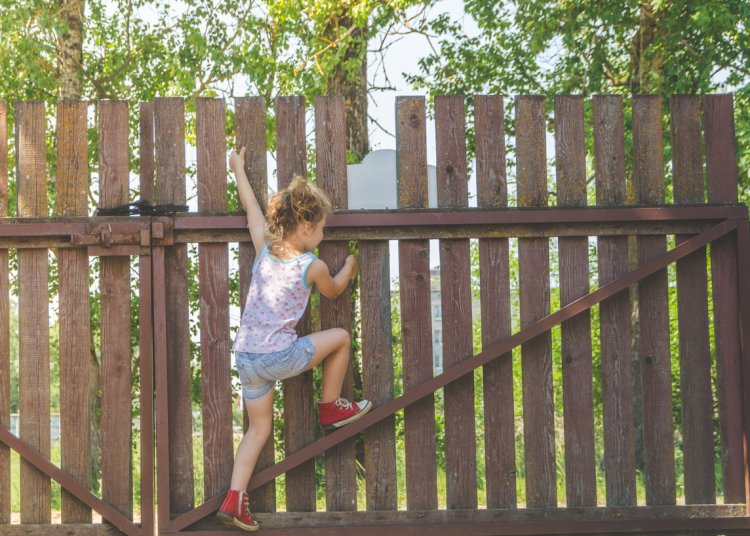Child Climbs Fence to Escape Portsmouth Day Care
