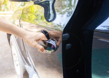 Girl Says Man Tried to Coax Her Into Car