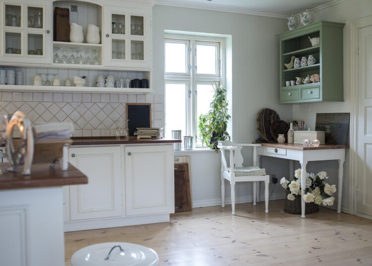 White kitchen backsplash
